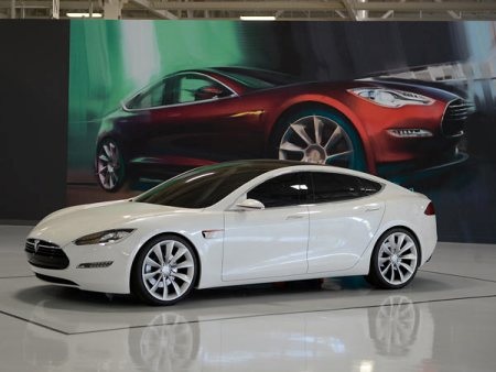 Tham quan nhà máy lắp ráp xe thể thao chạy điện Tesla - 3 Tesla hầu như không thay đổi thiết kế bên ngoài nhà máy rộng hơn 500.000m