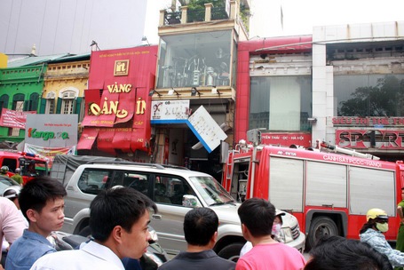 Hà Nội: Nổ mìn tại tiệm vàng trên phố Nguyễn Thái Học - 1 Hiện trường tan hoang của vụ nổ.