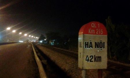 Chàng trai 9X vượt 1.800 km xuyên Việt "vì trẻ em nghèo" - 5 Thanh Nam sung sướng khi nhìn thấy biển báo Hà Nội phía trước