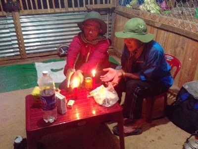 Ngô Đồng (trái) đến trợ giúp cho Thanh Nam ở Đà Lạt