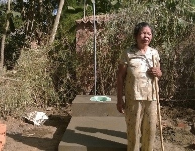 74.000 hộ nghèo được tiếp cận điều kiện vệ sinh tốt hơn - 1 Người dân ở xã Long Hiệp (Trà Vinh) được xây nhà vệ sinh hợp tiêu chuẩn (Ảnh: T.H)
