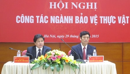 Quá nhiều nông dân tiếp xúc trực tiếp với thuốc bảo vệ thực vật - 1 Thứ trưởng Bộ NN&PTNT Lê Quốc Doanh (bên trái) chủ trì hội nghị (Ảnh: N. An)