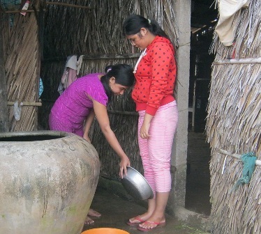 Hai con gái của ông Lâm Xương đều bị mù tự chăm sóc cho nhau.