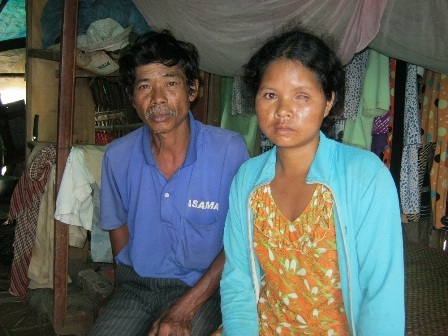 Chị Huỳnh Thị Su Lý cùng chồng bên trong căn nhà tồi tàn