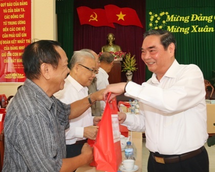Ông Lê Hồng Anh tặng quà cho các cán bộ hưu trí ở quận Bình Thủy - TP Cần Thơ