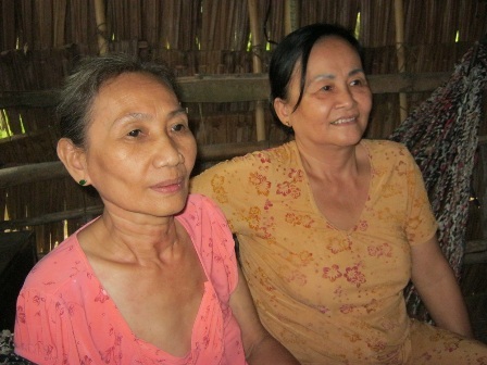 Bà Huệ (áo hồng) suốt 25 năm qua không ngủ khiến sức khỏe bị giảm sút