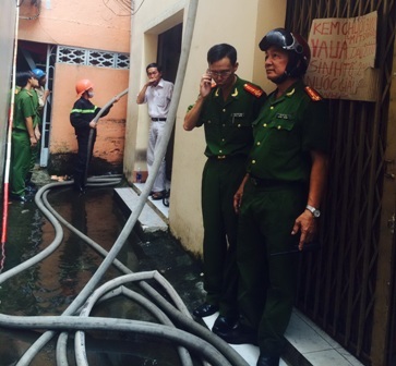 Cháy nhà gần Trung tâm thương mại Cái Khế - 3 Lực lượng chức năng đang làm nhiệm vụ