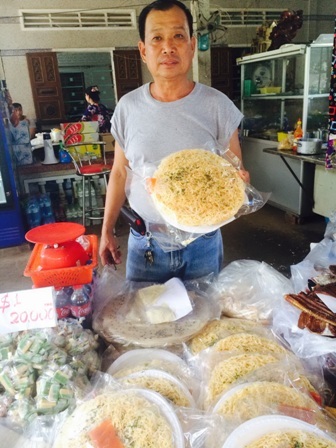 Ông Sáu Hoài giới thiệu sản phẩm hủ tiếu chiên