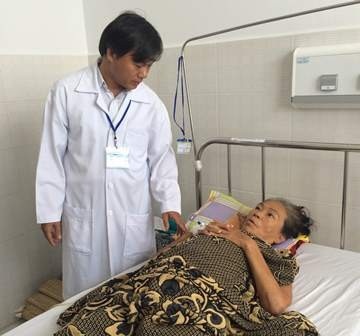 Phẫu thuật thành công cho bệnh nhân có u nặng 3kg đẩy lệch dạ dày - 1 Bác sĩ La Văn Phú -trao đổi với bệnh nhân Thảo