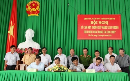 Doanh nghiệp Vận tải ký cam kết không chở hàng quá tải - 1 Tại Hội nghị đại diện 10 doanh nghiệp ký cam kết không chở hàng
quá tải trọng