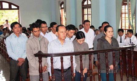 “Đại gia thủy sản” Cần Thơ lĩnh án 20 năm tù - 1 Các bị cáo trước vành móng ngựa