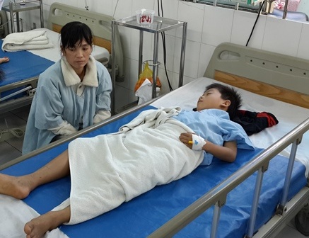 Cần Thơ: Nhiều trẻ em liên tục bị rắn tấn công - 1 Cháu Nguyễn Minh Tiến bị rắn cắn đang điều trị tại BV Nhi đồng Cần Thơ