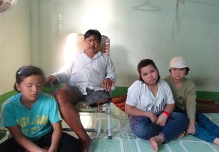 Một mình bé 12 tuổi nuôi mẹ ung thư, cha suy thận mãn và chị gái bị bệnh Down - 1 Bé Loan (trái) đang là trụ cột của cả gia đình