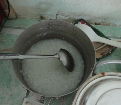 Một mình bé 12 tuổi nuôi mẹ ung thư, cha suy thận mãn và chị gái bị bệnh Down - 3 Bữa ăn hàng ngày của cả gia đình anh Hậu