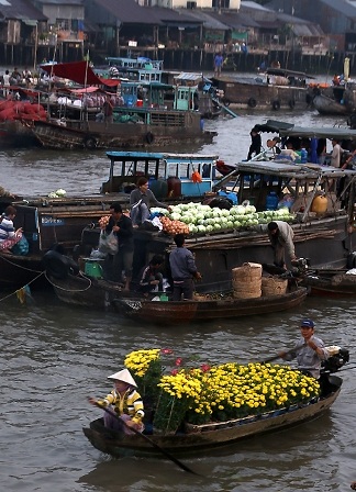 Sắc xuân trên chợ nổi Cần Thơ - 5 Hoa trái, rộn ràng tấp nập cả một đoạn sông dài (ảnh Phạm Khương)
