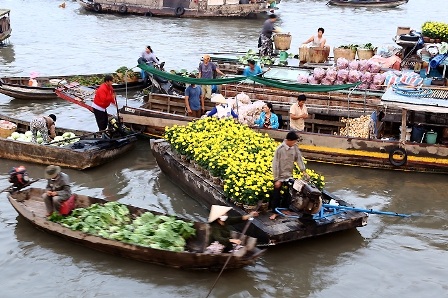 Sắc xuân trên chợ nổi Cần Thơ - 7 Những ngày này các họa động mua bán diễn ra trên chợ nổi rất náo nhiệt (ảnh Phạm Khương)