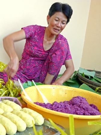 Cần Thơ: Bánh tét Lá Cẩm hối hả vào siêu thị Tết - 2 Bà Huỳnh Ngọc Thanh (Chín Cẩm) vừa làm bánh vừa kể về nghề thống của gia đình