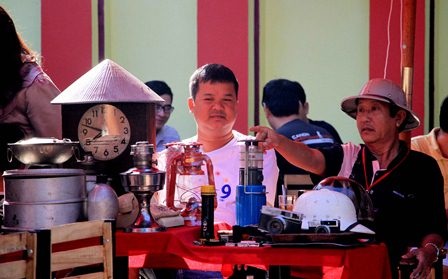 Mỗi gian hàng bày bán đều có những sản phẩm khác nhau