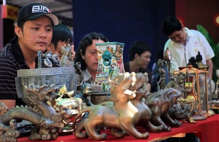 Nhiều đồ vật cổ, xưa, lạ nhìn rất bắt mắt du khách tha
hồ lựa chọn