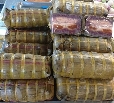 Cần Thơ: Bánh tét Lá Cẩm hối hả vào siêu thị Tết - 4 Năm nay có đến 10 nghìn đòn bánh tét lá cẩm vào siêu thị để phục vụ nhu cầu người tiêu dùng
