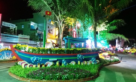 Tàu vươn khơi bám biển