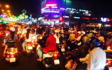 Lượng người đổ xuống đón giao thừa mỗi lúc càng đông