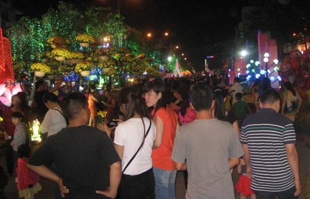 Hàng người đang chen chân nhau ở đường hoa nghệ thuật Cần Thơ