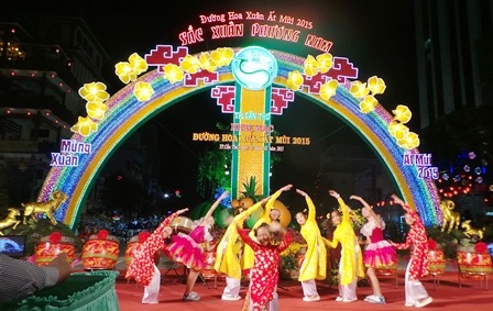 Văn nghệ mừng lễ khai mạ