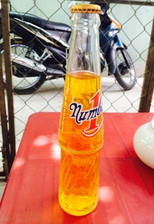 Khách hàng lại phản ánh chai NumBer One có váng, cặn bất thường - 1 Chai nước ngọt có nhiều váng, cặn màu trắng giống như con giấm