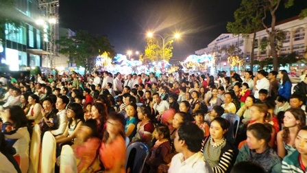 Hàng ngàn người dân đã đến dự lễ khai mạc và tham quan đường hoa.