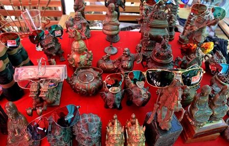 Nhiều đồ vật cổ, xưa, lạ nhìn rất bắt mắt du khách tha
hồ lựa chọn