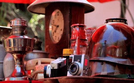 Có cả gia hàng bày bán đồ vật từ thời thời chiến tranh
còn lưu lại