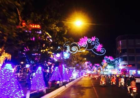 Cần Thơ đêm nay đang khoác trên mình tấm áo mới với đèn, hoa rực rỡ... (Ảnh: Phạm Tâm)