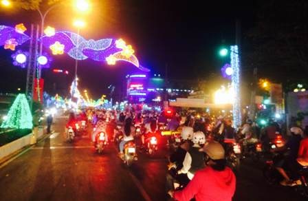 Cần Thơ đêm nay đang khoác trên mình tấm áo mới với đèn, hoa rực rỡ... (Ảnh: Phạm Tâm)