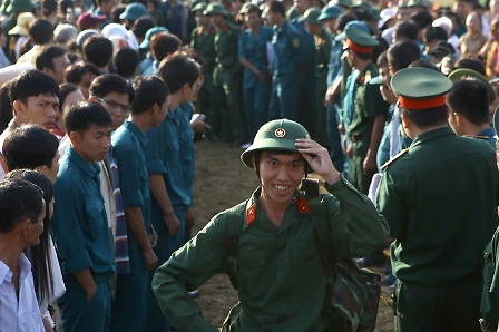 Đội mưa tiễn tân binh lên đường - 32 Vui vẽ lên đường nhập ngũ (Ảnh: Phạm Tâm)