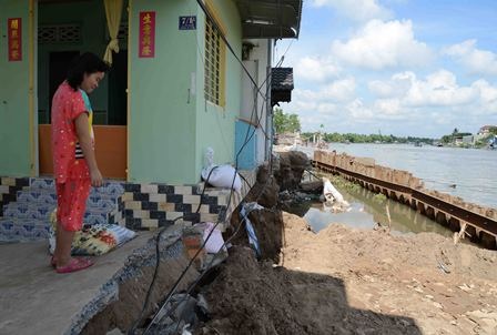 Lực lượng chức năng đang tiến
hành khắc phục sạt lở phường Lê Bình ngày 5/6. 