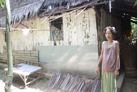 Bà Hà bên căn nhà rách nát