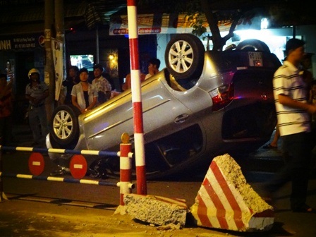 Chiếc xe húc đổ tường của giải phân cách rồi chổng vó lên trời