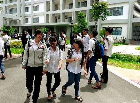Đề Toán có tính phân loại cao, thí sinh đạt điểm 7 "không dễ" - 33 Các em vui vẻ rời Hội đồng thi.