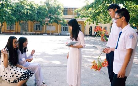 Lấy ý kiến phụ huynh về việc xây mới ngôi trường gần trăm tuổi - 4 Nhiều bạn trẻ tìm về ngôi trường để chụp hình lưu niệm.