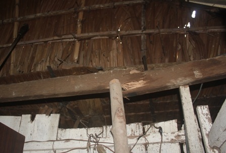 Căn nhà hư hỏng không có tiền sửa chữa.