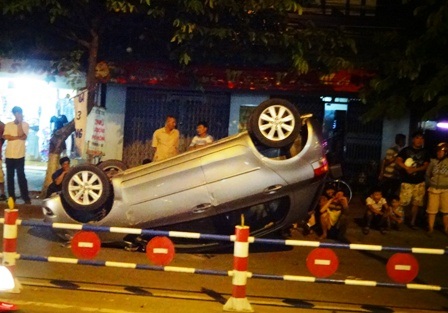 Chiếc xe nằm với tư thế lạ, nhiều người hiếu kỳ đến xem 