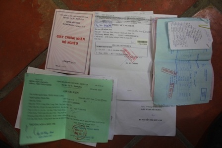 Hồ sơ bệnh án và sổ hộ nghèo của bà Hà.
