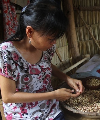 Bà Loan cạo hạt điếu thuê kiếm tiền lo cho chồng, con bệnh nặng