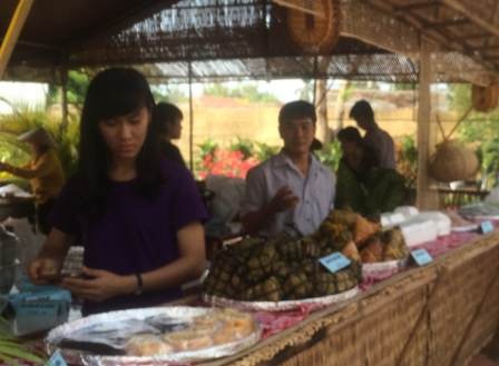 Cần Thơ: Khai mạc lễ hội bánh dân gian Nam bộ lần thứ IV - 8 Đông đảo khách tham quan tại lễ hội