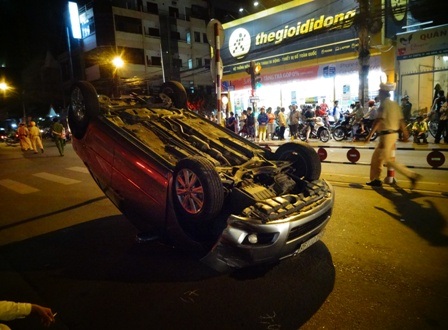 Chiếc xe nằm với tư thế lạ, nhiều người hiếu kỳ đến xem 