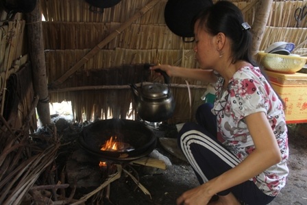 Gian bếp tạm bợ của gia đình