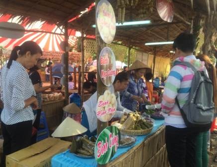 Cần Thơ: Khai mạc lễ hội bánh dân gian Nam bộ lần thứ IV - 9 Đông đảo khách tham quan tại lễ hội