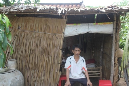 Ông Minh bên căn nhà rách nát