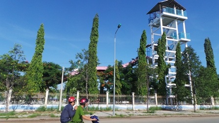 Công viên chiếm “đất vàng” rồi... bỏ hoang! - 6 Công viên vắng lặng, trang thiết bị trùm mền mấy năm nay